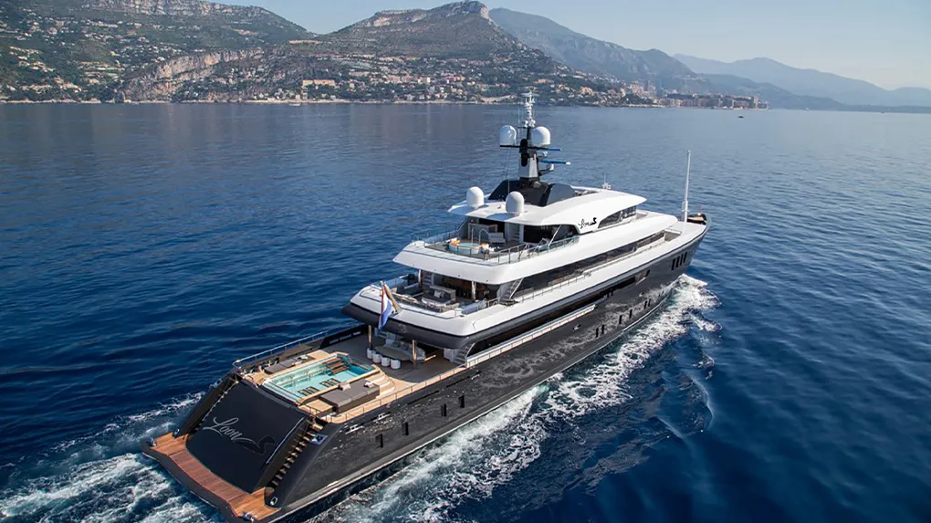 See the current location of charter superyacht Loon